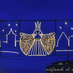 Luces decorativas representando el Christkind y el perfil de la ciudad durante la noche en Núremberg en navidad