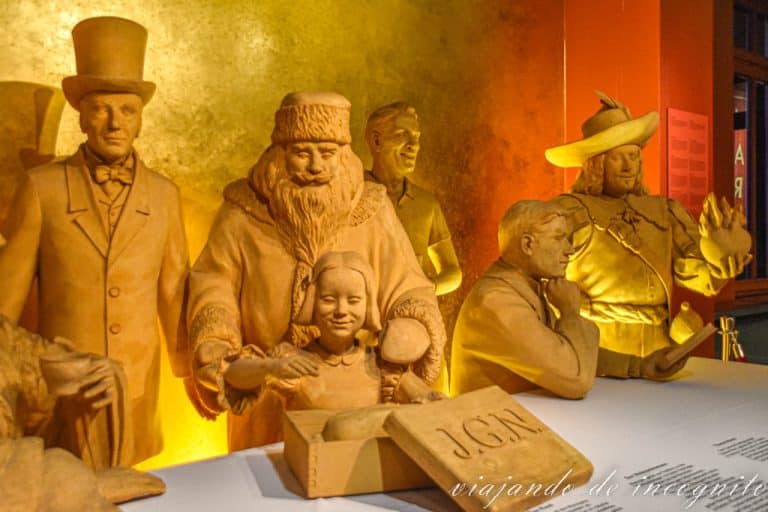 Figuras de mazapán de una niña y Papá Noel en la tienda de Niederegger en Lübeck