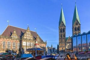 Plaza del mercado de Bremen vista desde las escaleras de la casa Schütting un sábado de adviento.