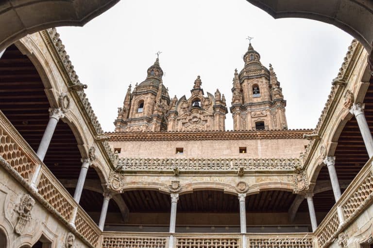 Vista de la Clerecía desde el patio de la casa de las Conchas, Salamanca