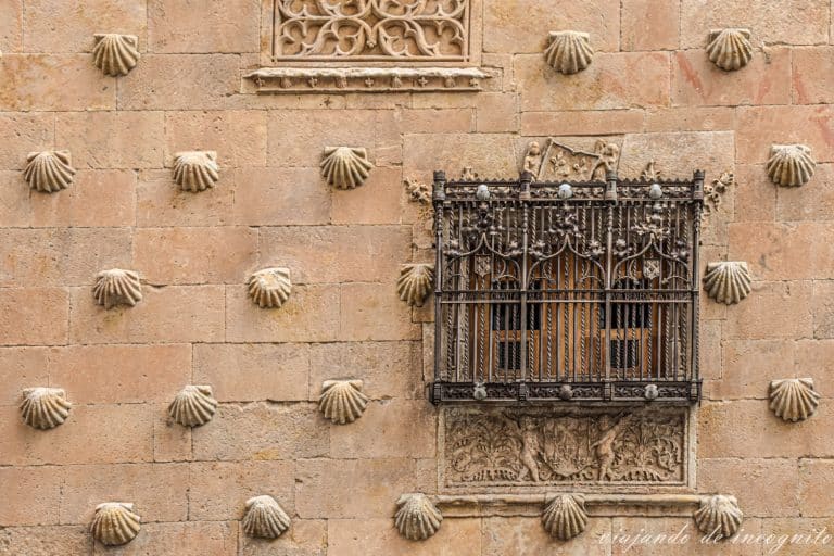 Detalle de la fachada de la Casa de las Conchas en Salamanca