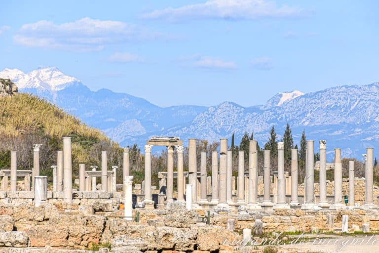 Columnas de la antigua ciudad de Perge contra las montañas nevadas.