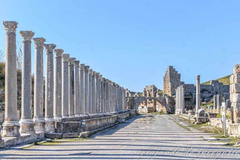 Columnata de la ciudad antigua de Perge, Antalya