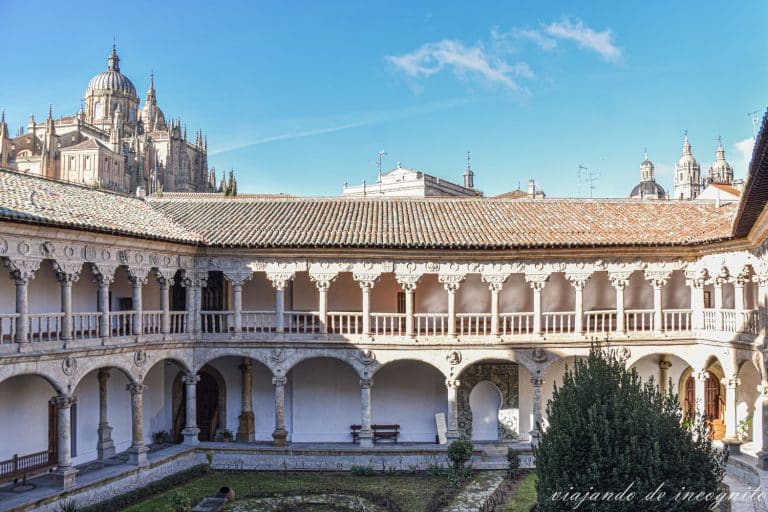 Patio del claustro de las Dueñas, Salamanca.