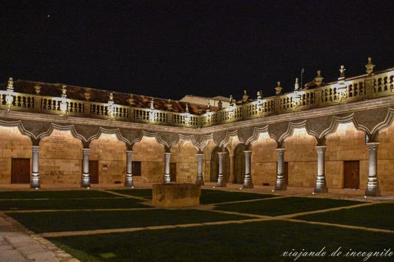 Patio de las Escuelas Menores iluminado por la noche, Salamanca