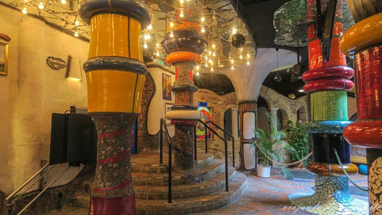 Columnas típicas de Hundertwasser en la fábrica de cerveza Kuchlbrauer en Abensberg, Baviera