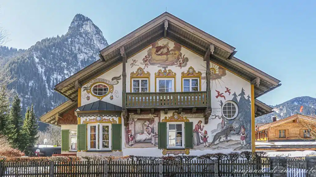 Casa de Oberammergau decorada con pinturas de Caperucita Roja.
