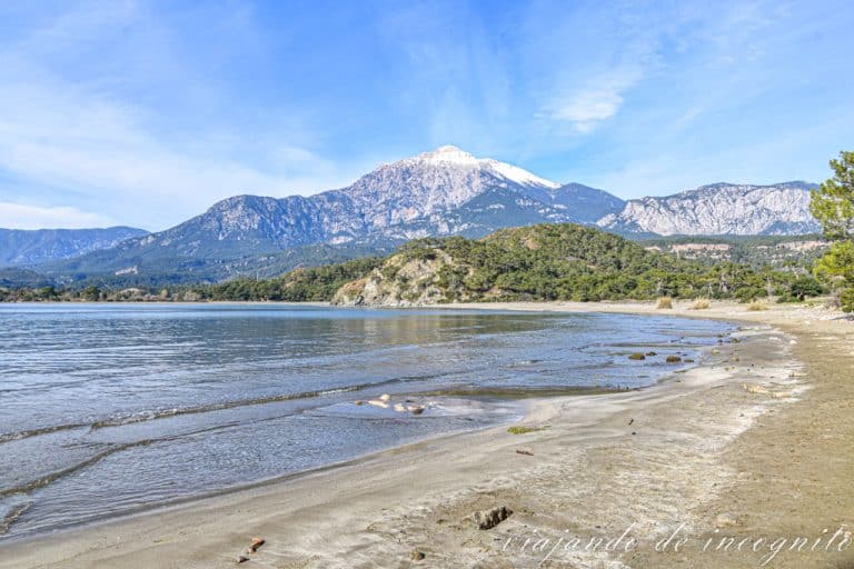 Playa de Fasélide con montañas nevadas al fondo en la Costa Turquesa