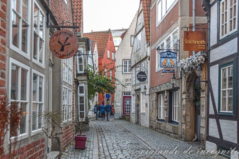 Calle estrecha y empedrada del Schnoor de Bremen