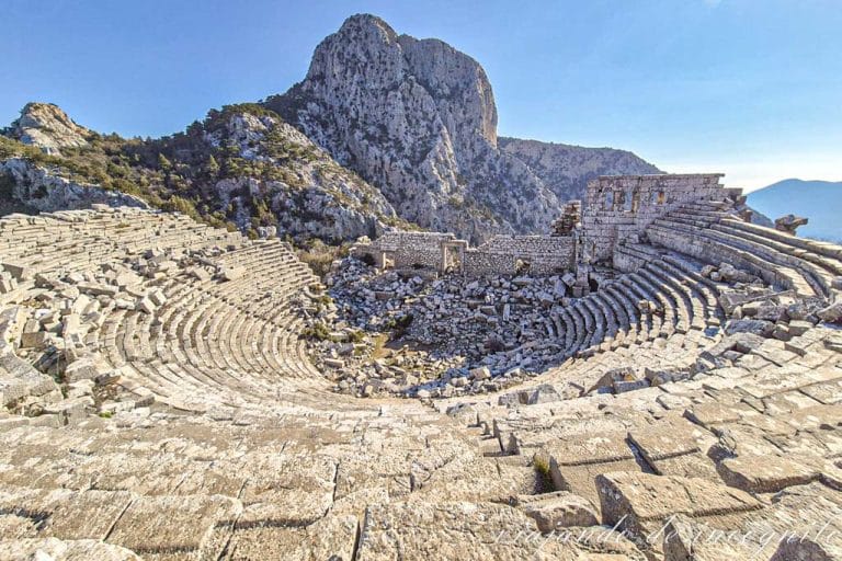 Ruinas del teatro de Termeso con las montañas al fondo, Antalya
