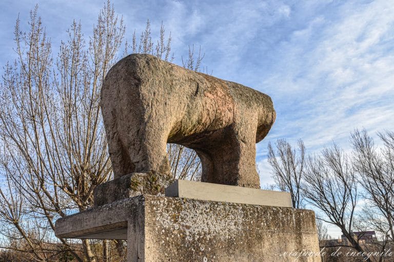 Verraco junto al puente romano, Salamanca