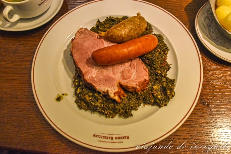 Plato del Bremer Ratskeller con Braunkohl mit Pinkel