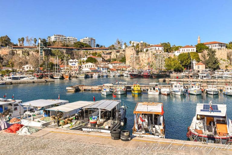 Numerosos barcos amarrados en el puerto de Antalya