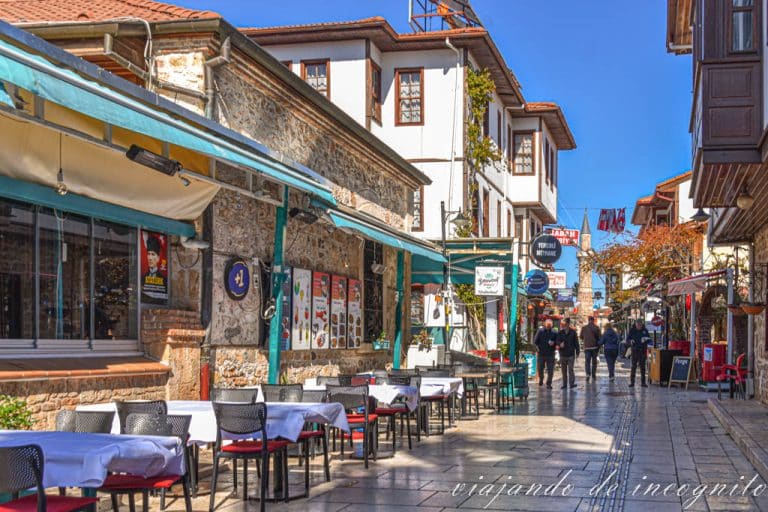 Calle empedrada del casco antiguo de Antalya en la costa turquesa
