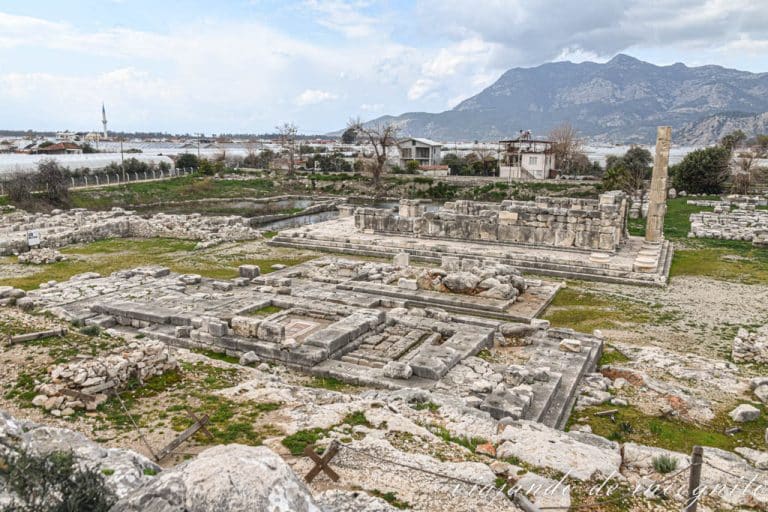 Vista desde arriba de las ruinas de los tres templos de la ciudad antigua de Letoon en la costa turquesa