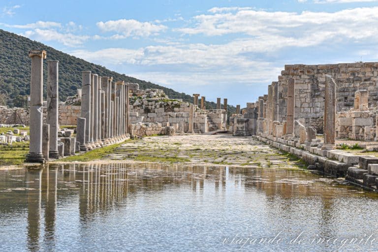 Calle principal de la ciudad antigua de Patara parcialmente inundada. En el agua se reflejan las columnas que van a ambos lados de la calle