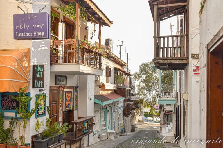 Calle de Kalkan con los típicos balcones de madera en la Costa Turquesa