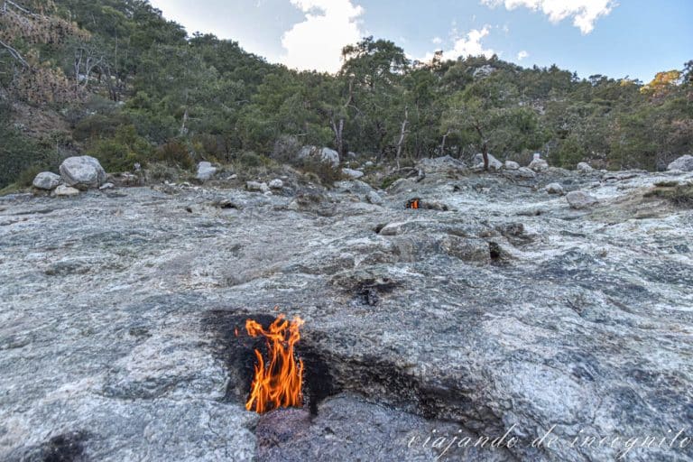 Dos hogueras en el monte Quimera en la costa turquesa