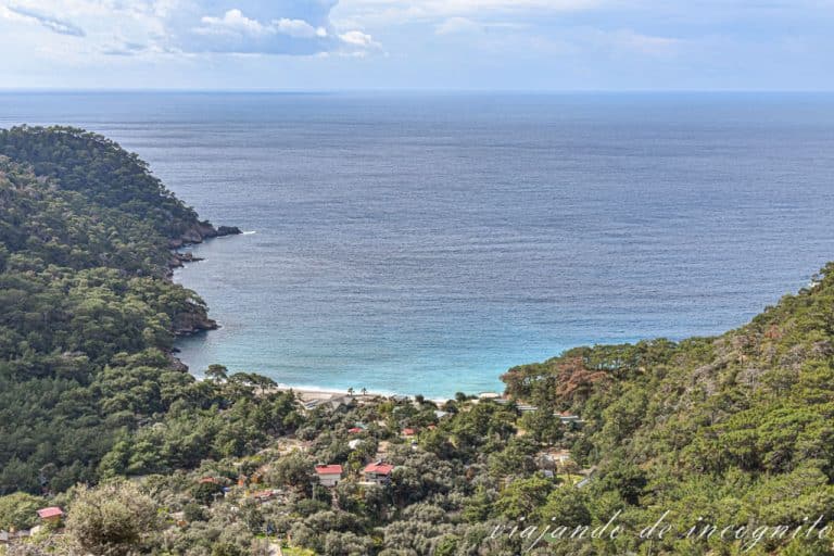Vista panorámica de la playa de Kabak en la Costa turquesa