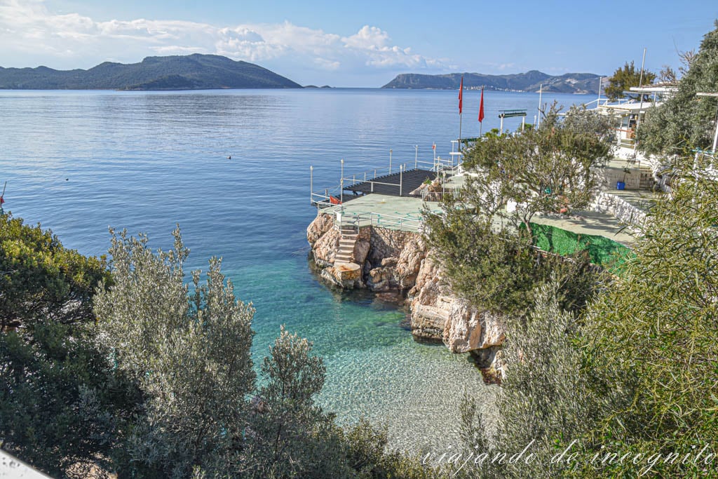 Playa pequeña de guijarros vista desde arriba en Kas en la costa turquesa