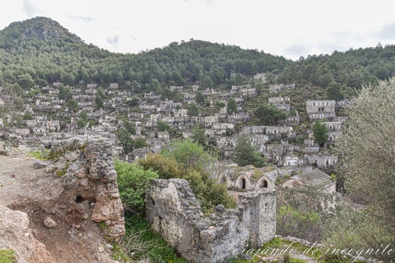 Pueblo fantasma de Kayäkoy visto desde su castillo