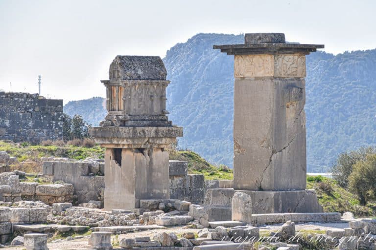Tumba de león y Monumento de las Harpías en las ruinas de la antigua ciudad de Janto en la costa turquesa
