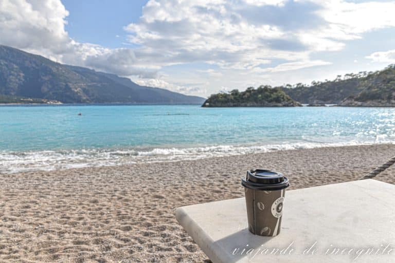 Vaso de café en una mesa frente al mar en Ölüdeniz en la costa turquesa
