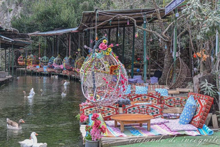 Terraza junto al río cerca del cañón del Saklikent. Está decorada con columpios, flores y alfombras