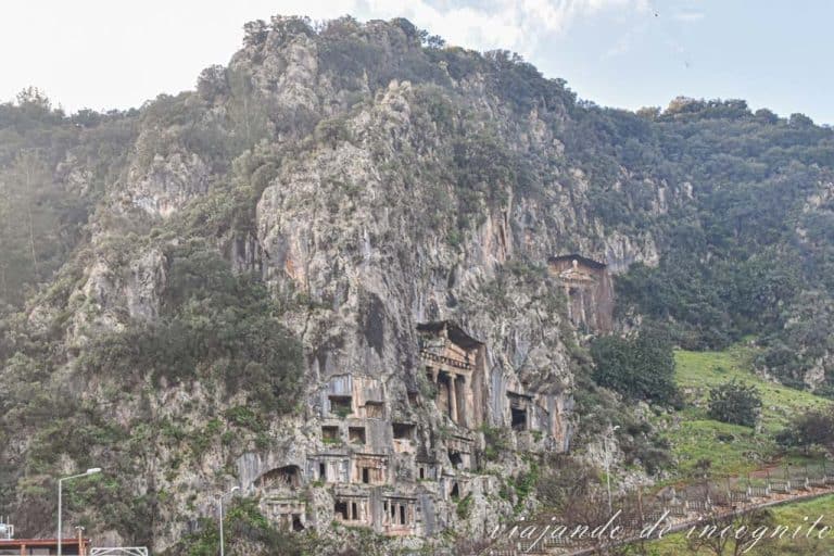 Tumbas excavadas en la roca en Fethiye