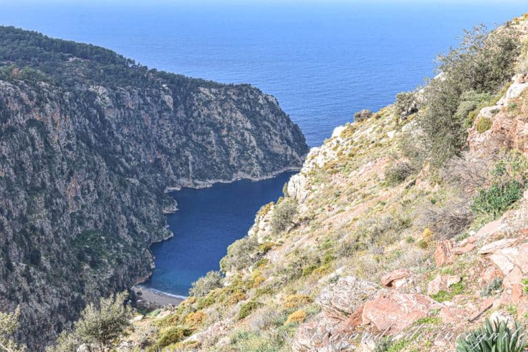 Vista panorámica de la playa del Valle de las Mariposas en la Costa Turquesa