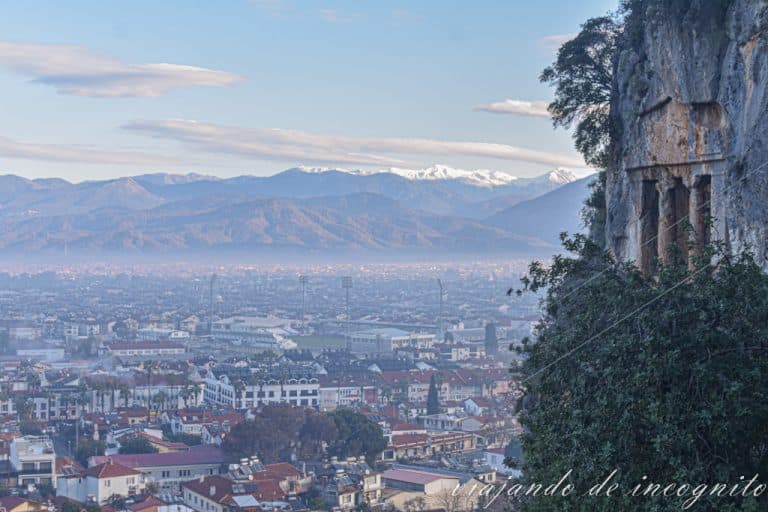 Vistas de Fethiye desde la tumba de Amintas. En un lateral se ve una de las tumbas excavadas en la roca.