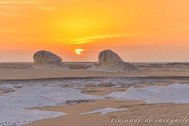 Amanecer en el desierto blanco en Egipto. Se ven dos formaciones rocosas al fondo