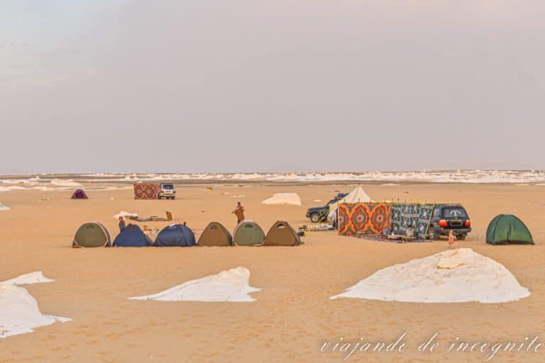 Campamento en el desierto blanco en Egipto con 7 tiendas de campaña