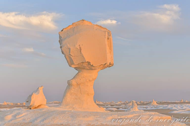 Formación rocosa de una gran bola sobre un cono en el desierto blanco en Egipto