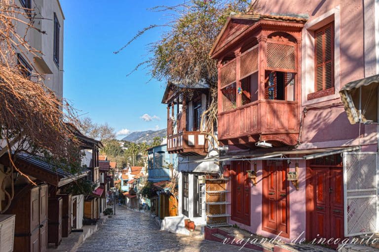 Calle del casco antiguo de Kas con los típicos balcones de madera.