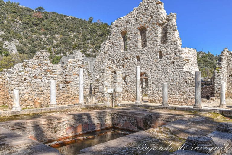 Peristilo en la antigua ciudad de Olimpo en Antalya, en la Costa Turquesa