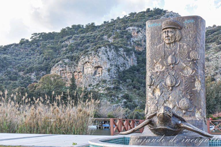 Monumento a June Haimoff decorado con tortugas frente a las tumbas reales en Dalyan