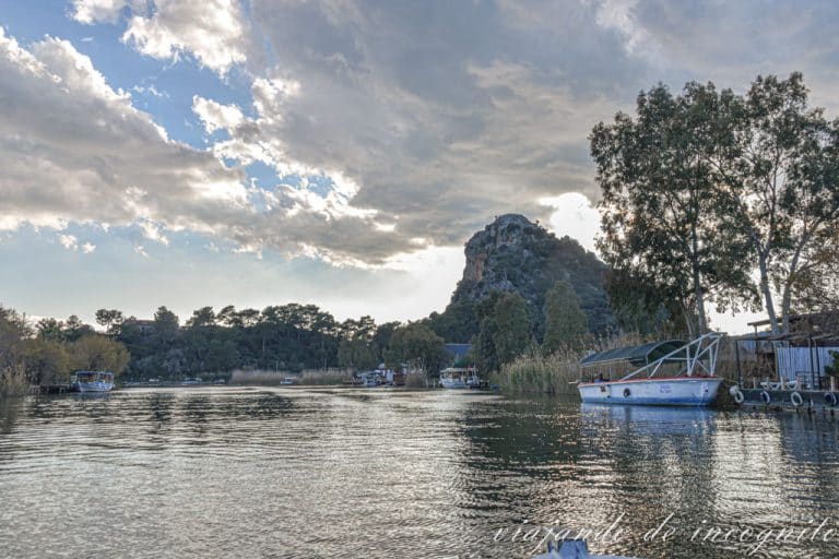 El río de Dalyan con una montaña al fondo