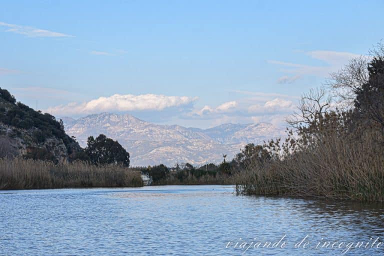 El río de Dalyan con las montañas al fondo