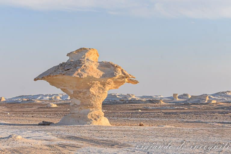 Formación rocosa con forma de champiñón en el desierto blanco en Egipto poco antes de atardecer