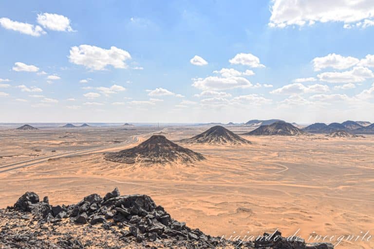 vista de las colinas del desierto negro desde lo alto de una de ellas.