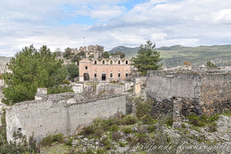 Ruinas de Kayaköy con la iglesia en primer plano.