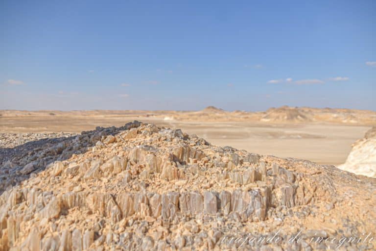 Trozos de cuarzo en la montaña de cristal en el desierto blanco en egipto