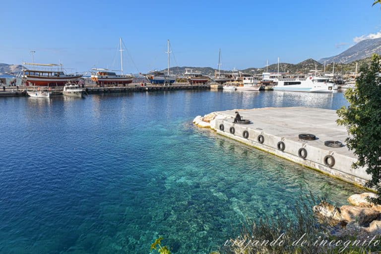 Vistas del puerto de Kas, donde hay una persona sentada.