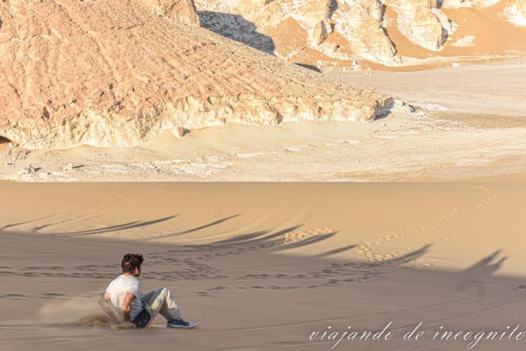 Haciendo Sandsurfing en el desierto blanco en Egipto
