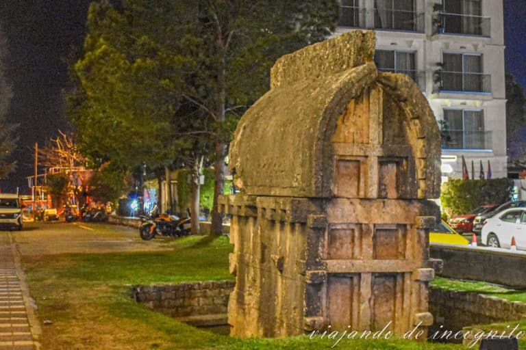 Sepulcro licio que ver en Fethiye cerca del ayuntamiento al anochecer.