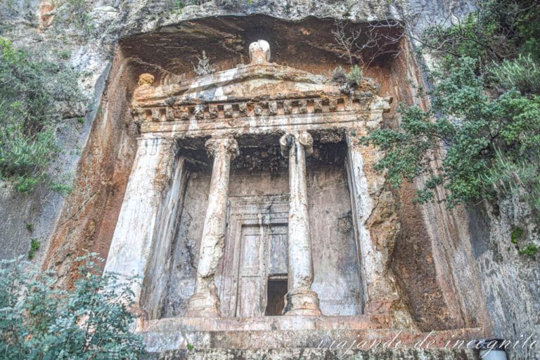 Tumba de Amintas desde cerca con la puerta abierta en Fethiye