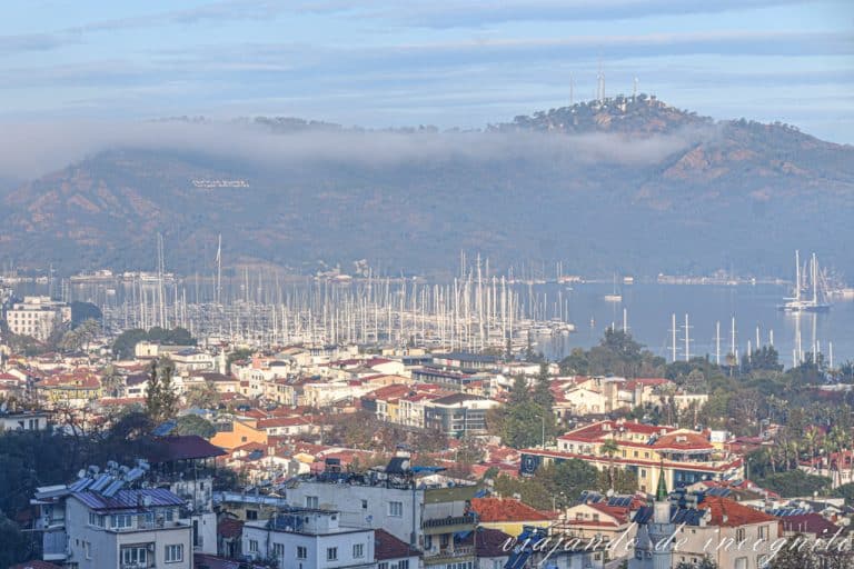 Vistas del puerto deportivo desde la tumba de Amintas en Fethiye