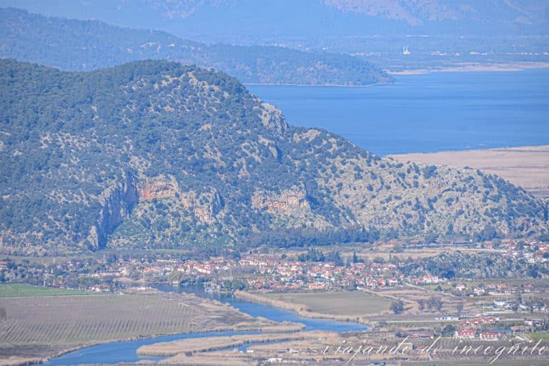 Vistas desde Iztuzu View point enfocando a las tumbas reales en Dalyan
