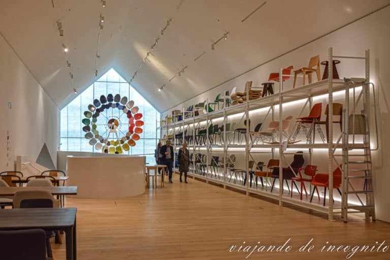 Una de las salas de VitraHaus donde hay muchas sillas y una noria de sillas siguiendo los colores de Pantone